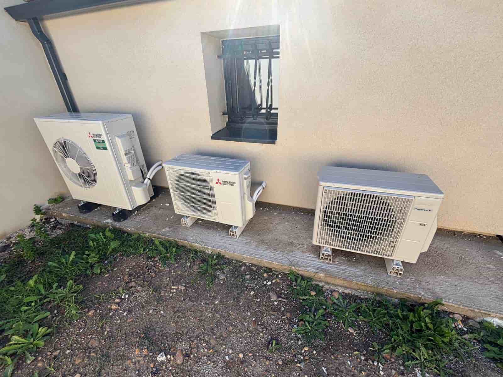 Isolation des murs par l'extérieur en cours sur un chantier de rénovation dans le Gard